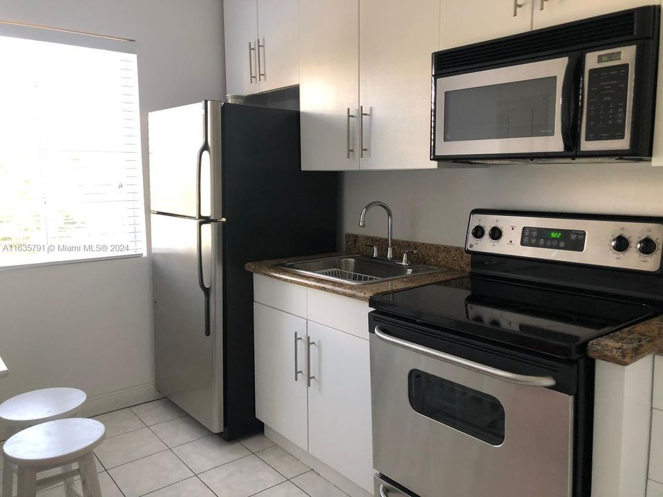 For Sale: $250,000 (0 beds, 1 baths, 423 Square Feet)