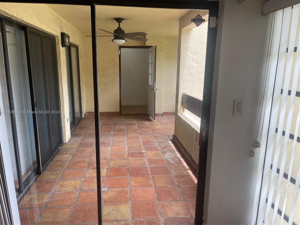 Active With Contract: $2,000 (1 beds, 1 baths, 980 Square Feet)