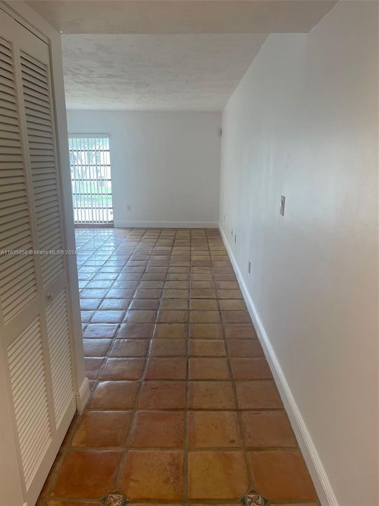 Active With Contract: $2,000 (1 beds, 1 baths, 980 Square Feet)