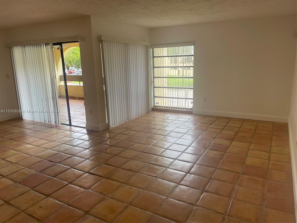 Active With Contract: $2,000 (1 beds, 1 baths, 980 Square Feet)