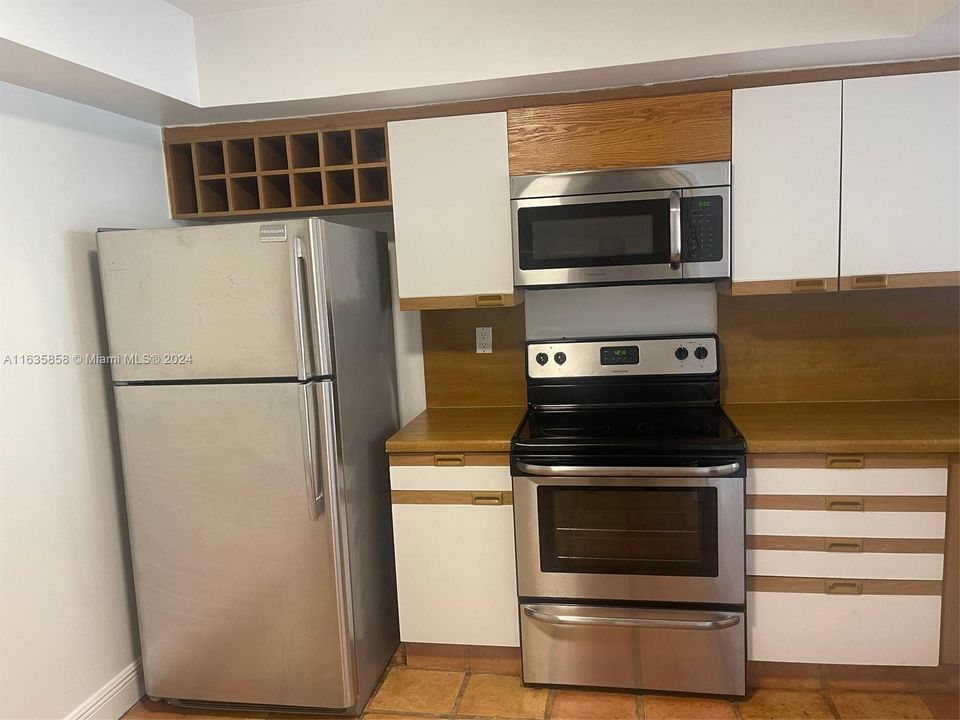 Active With Contract: $2,000 (1 beds, 1 baths, 980 Square Feet)