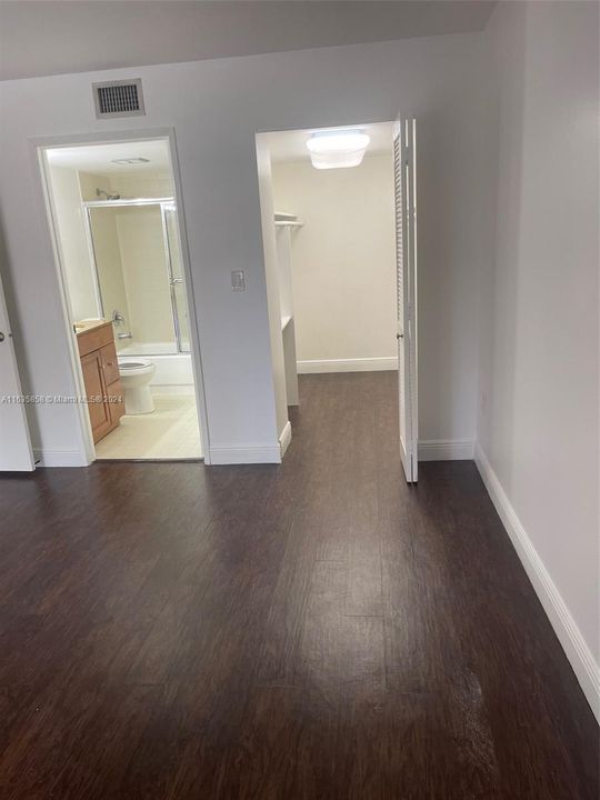 Active With Contract: $2,000 (1 beds, 1 baths, 980 Square Feet)