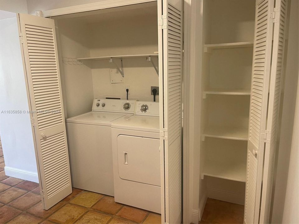 Active With Contract: $2,000 (1 beds, 1 baths, 980 Square Feet)