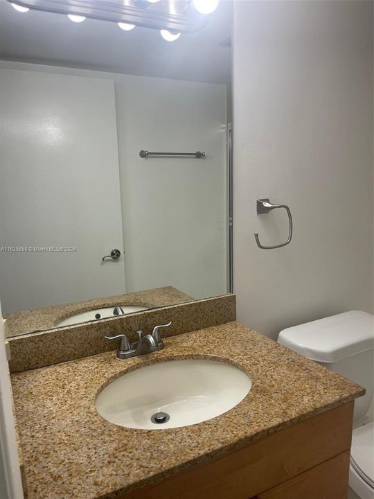 Active With Contract: $2,000 (1 beds, 1 baths, 980 Square Feet)