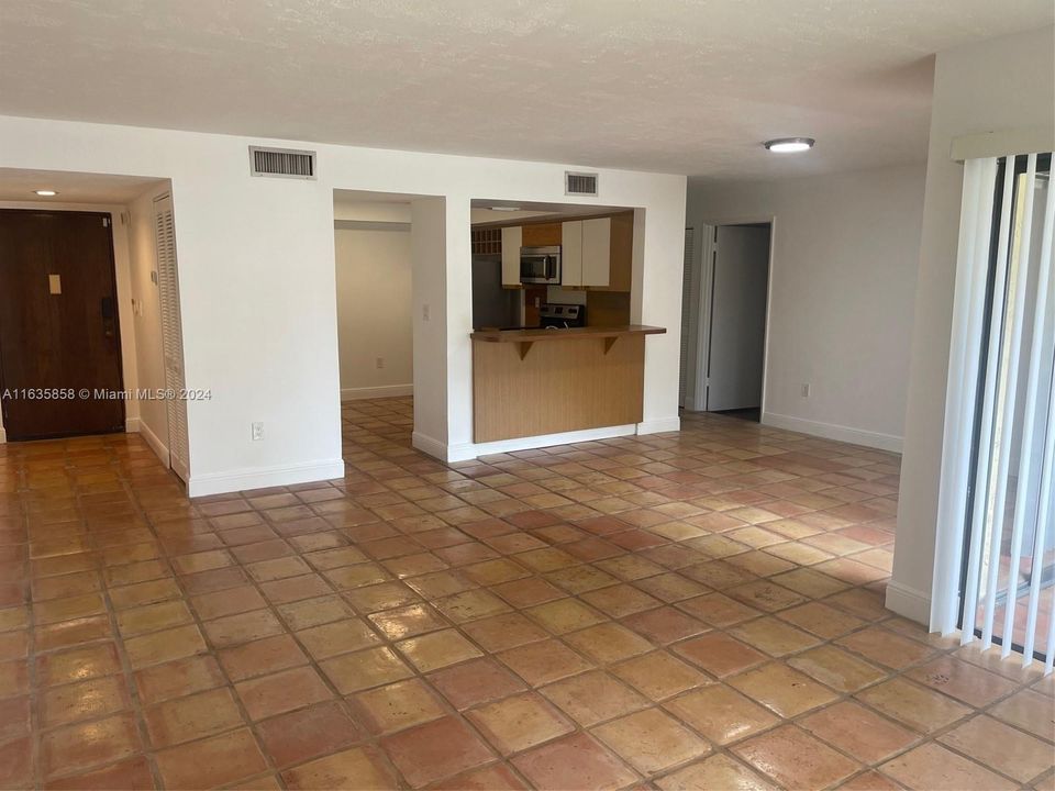 Active With Contract: $2,000 (1 beds, 1 baths, 980 Square Feet)