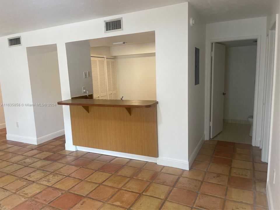 Active With Contract: $2,000 (1 beds, 1 baths, 980 Square Feet)