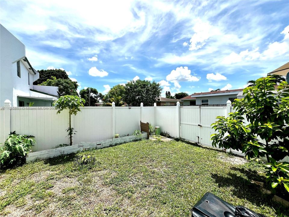 Active With Contract: $3,200 (3 beds, 2 baths, 1380 Square Feet)