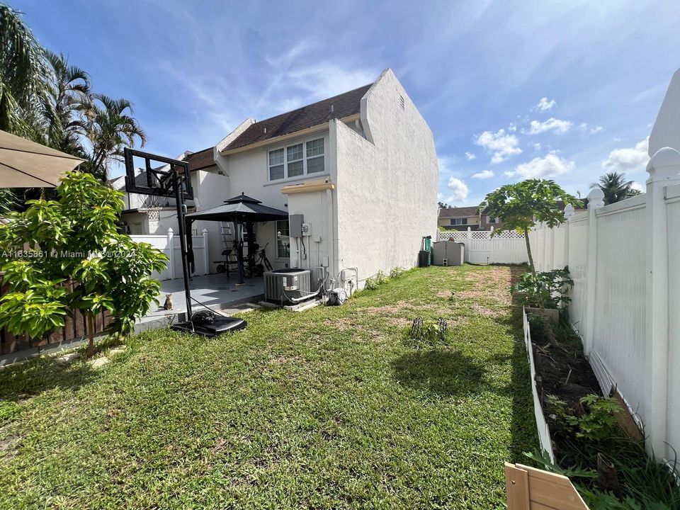 Active With Contract: $3,200 (3 beds, 2 baths, 1380 Square Feet)