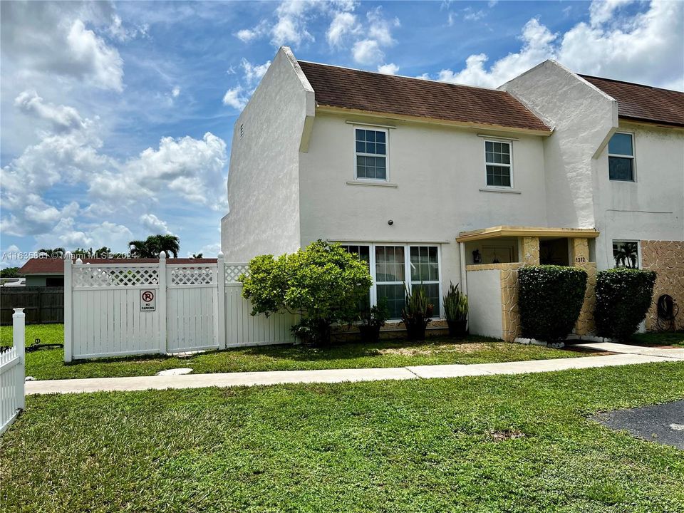 Active With Contract: $3,200 (3 beds, 2 baths, 1380 Square Feet)