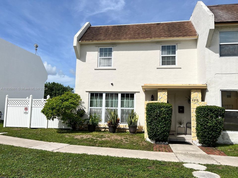 Active With Contract: $3,200 (3 beds, 2 baths, 1380 Square Feet)