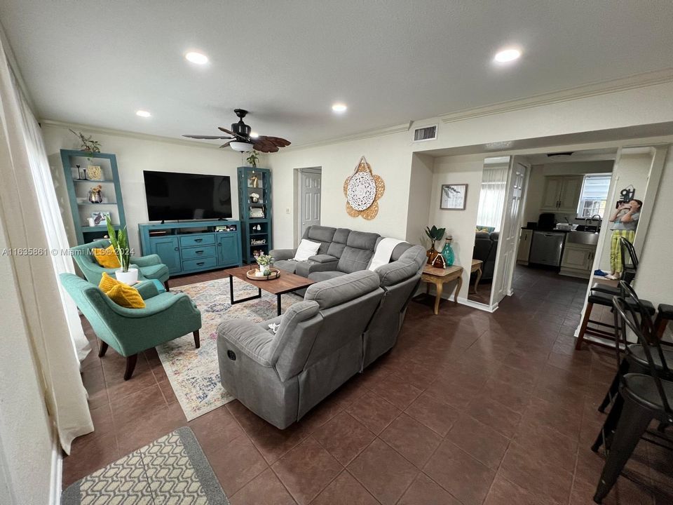 Active With Contract: $3,200 (3 beds, 2 baths, 1380 Square Feet)