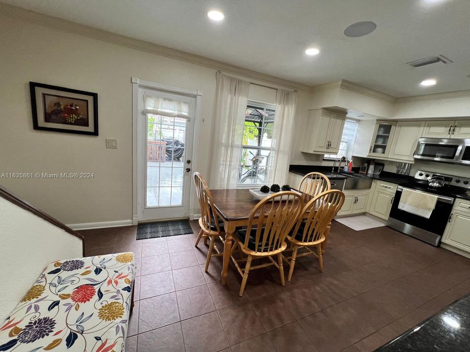 Active With Contract: $3,200 (3 beds, 2 baths, 1380 Square Feet)