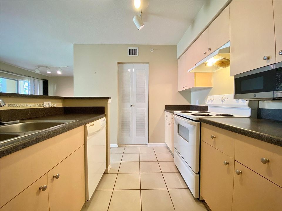 For Rent: $1,750 (1 beds, 1 baths, 760 Square Feet)