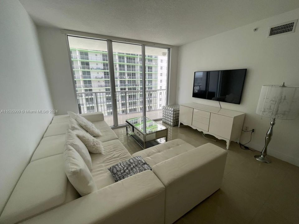 For Sale: $375,000 (1 beds, 1 baths, 825 Square Feet)