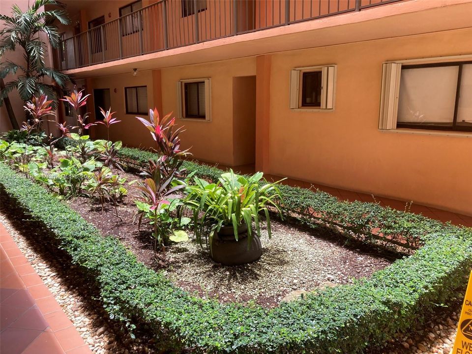 Recently Rented: $2,200 (2 beds, 2 baths, 965 Square Feet)