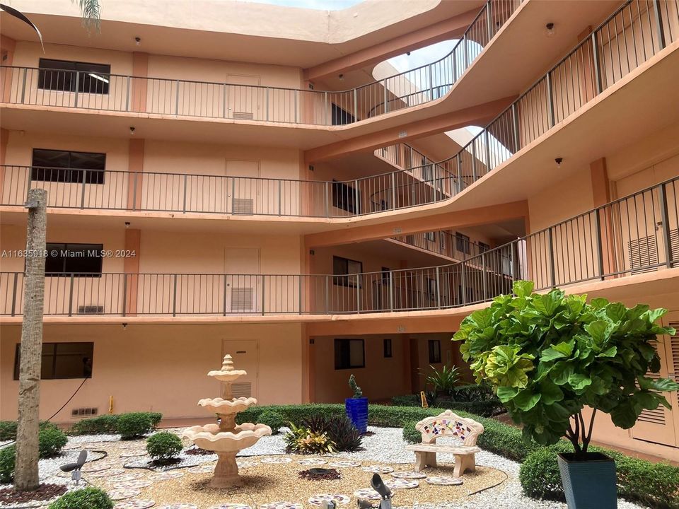 Recently Rented: $2,200 (2 beds, 2 baths, 965 Square Feet)