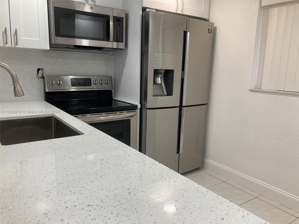 Recently Rented: $2,200 (2 beds, 2 baths, 965 Square Feet)
