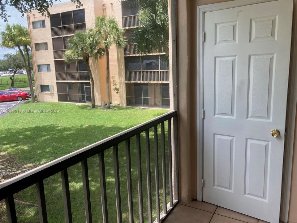 Recently Rented: $2,200 (2 beds, 2 baths, 965 Square Feet)