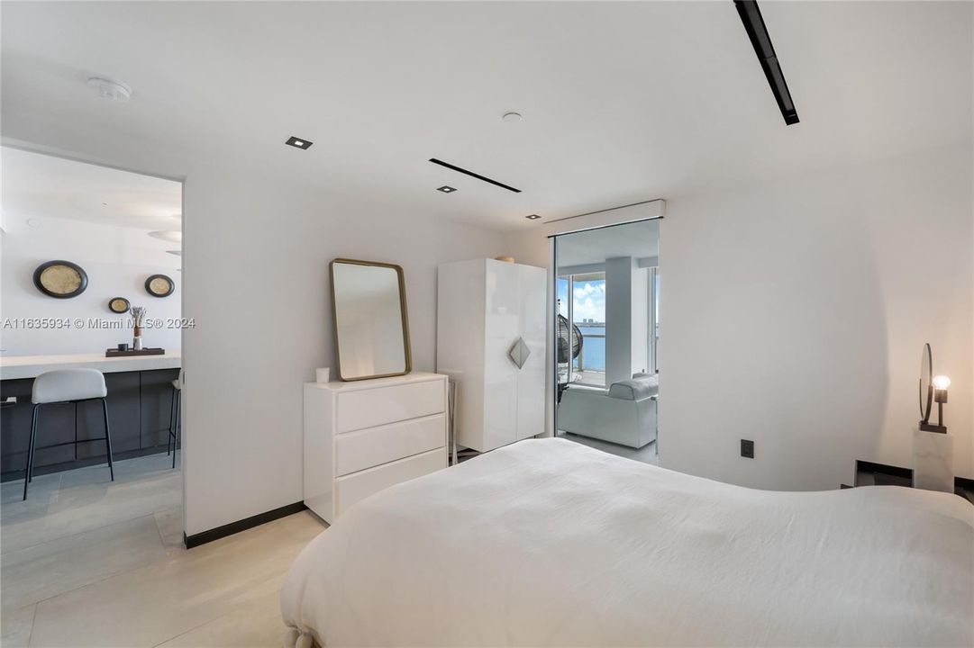 Active With Contract: $2,100,000 (2 beds, 2 baths, 1463 Square Feet)