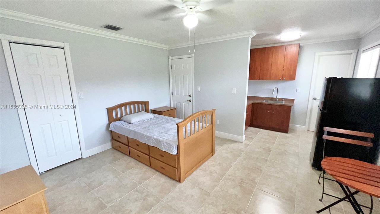 For Rent: $1,500 (1 beds, 1 baths, 300 Square Feet)