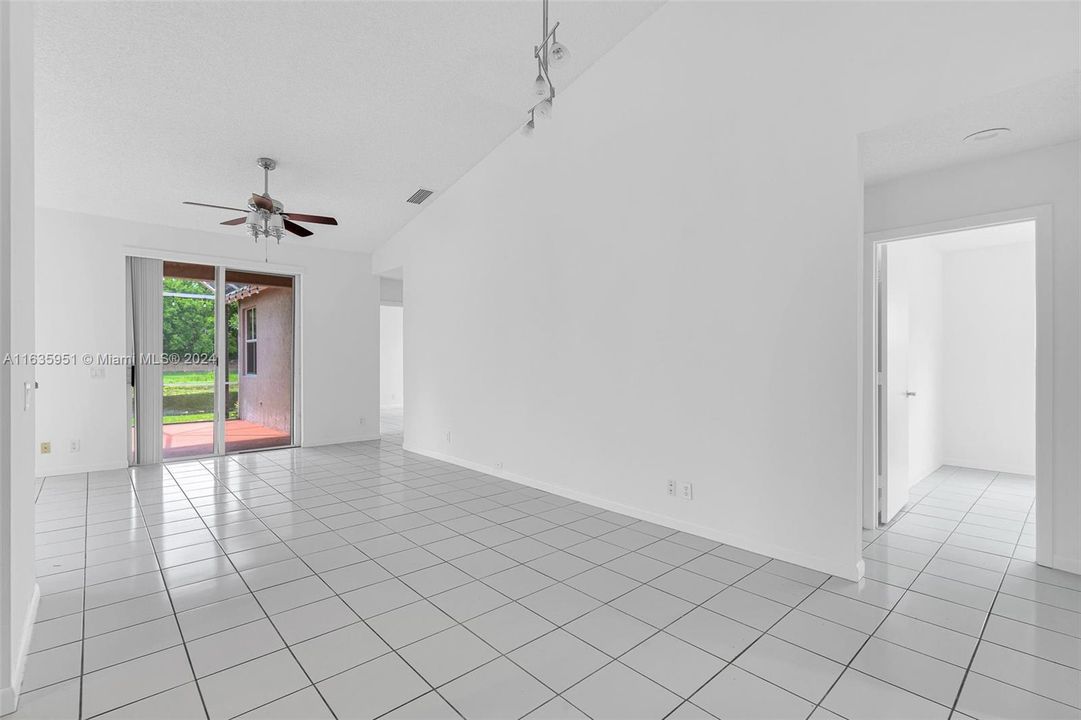 Active With Contract: $3,500 (3 beds, 2 baths, 1478 Square Feet)