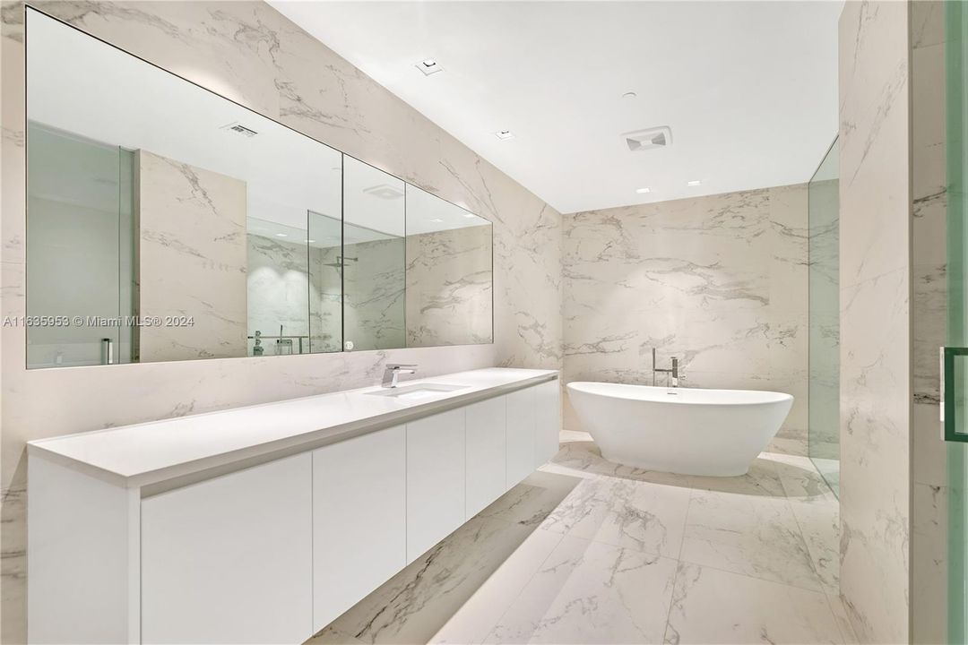 最近售出: $7,900,000 (5 贝兹, 6 浴室, 8400 平方英尺)