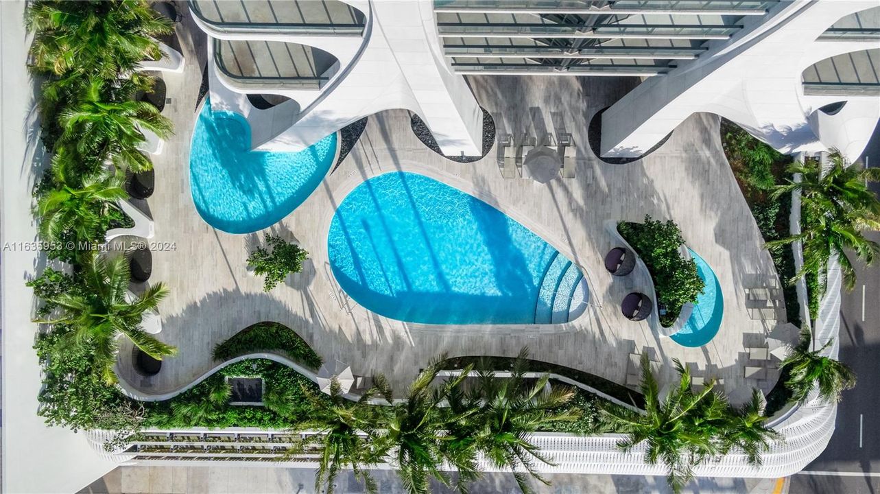 最近售出: $7,900,000 (5 贝兹, 6 浴室, 8400 平方英尺)