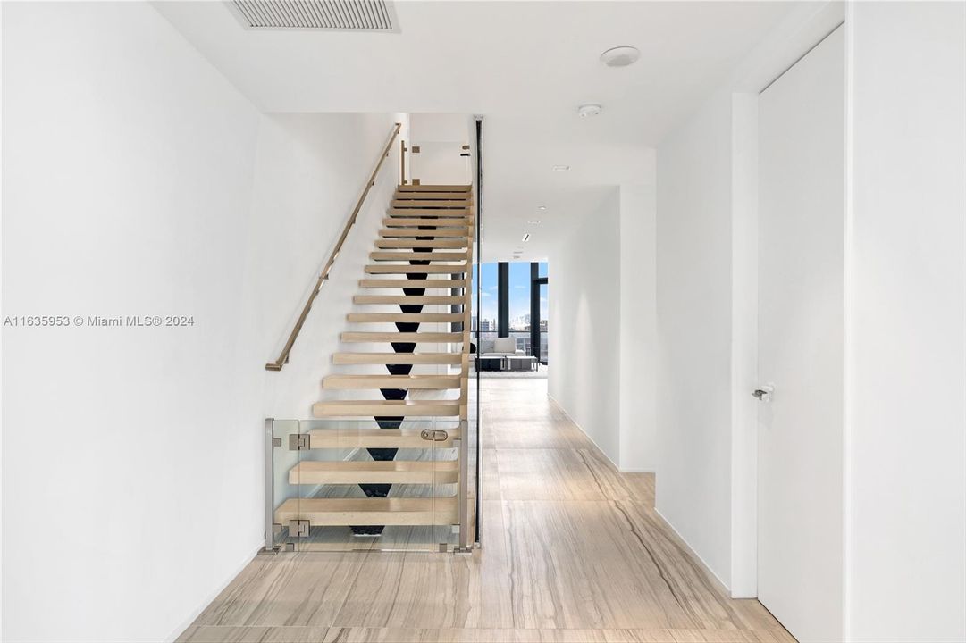 最近售出: $7,900,000 (5 贝兹, 6 浴室, 8400 平方英尺)