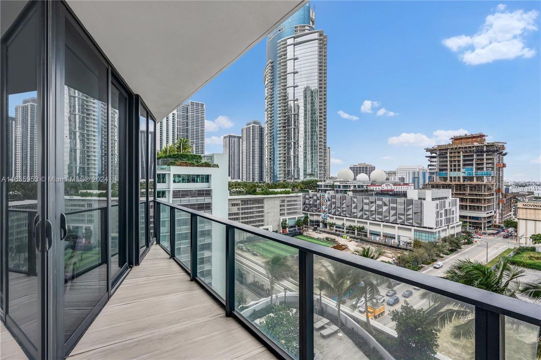 最近售出: $7,900,000 (5 贝兹, 6 浴室, 8400 平方英尺)