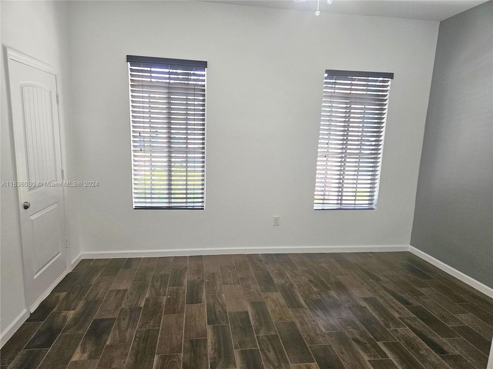 For Rent: $1,300 (1 beds, 1 baths, 300 Square Feet)