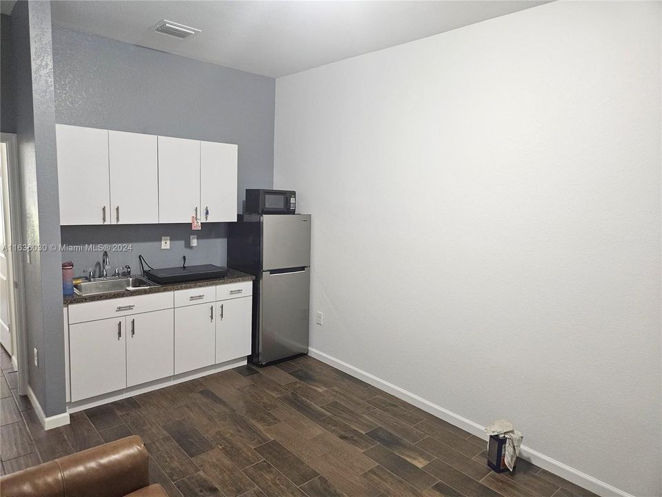 For Rent: $1,300 (1 beds, 1 baths, 300 Square Feet)