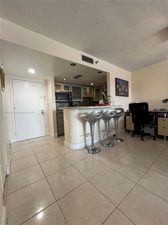 For Sale: $379,900 (1 beds, 1 baths, 671 Square Feet)