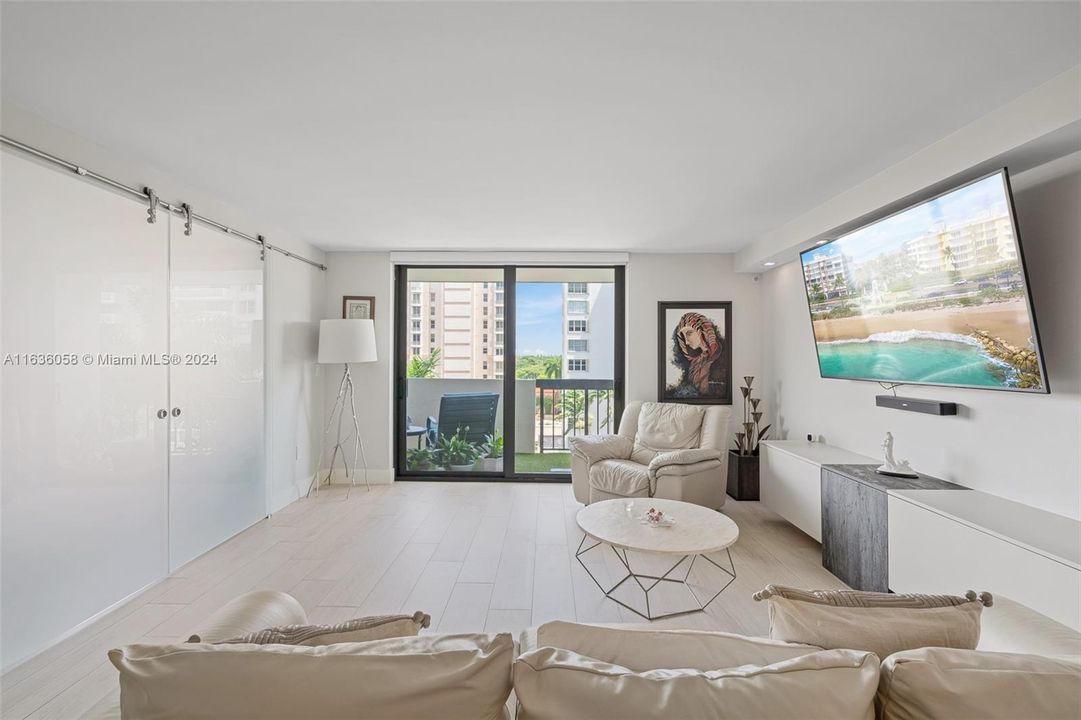 For Sale: $649,000 (2 beds, 2 baths, 1129 Square Feet)