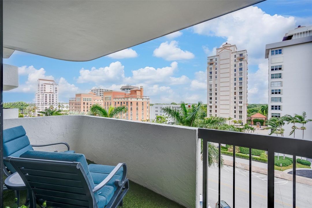 For Sale: $649,000 (2 beds, 2 baths, 1129 Square Feet)