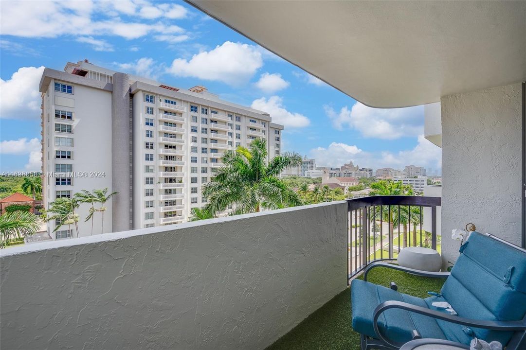 For Sale: $649,000 (2 beds, 2 baths, 1129 Square Feet)