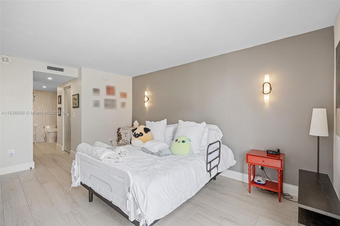 For Sale: $649,000 (2 beds, 2 baths, 1129 Square Feet)