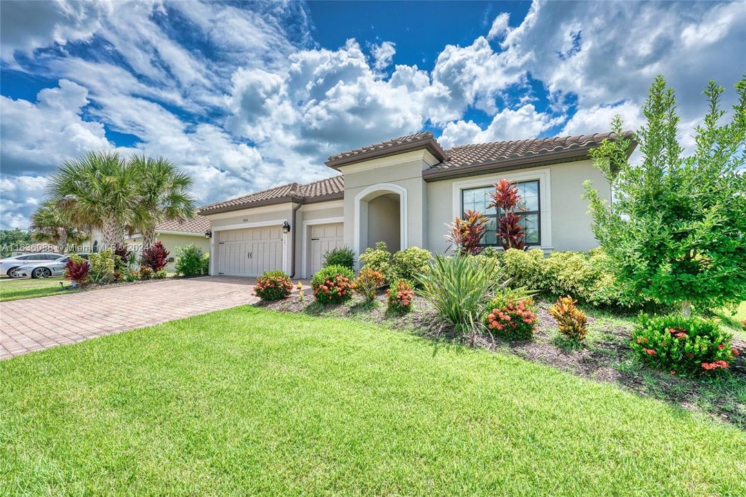 For Sale: $639,000 (4 beds, 3 baths, 2727 Square Feet)