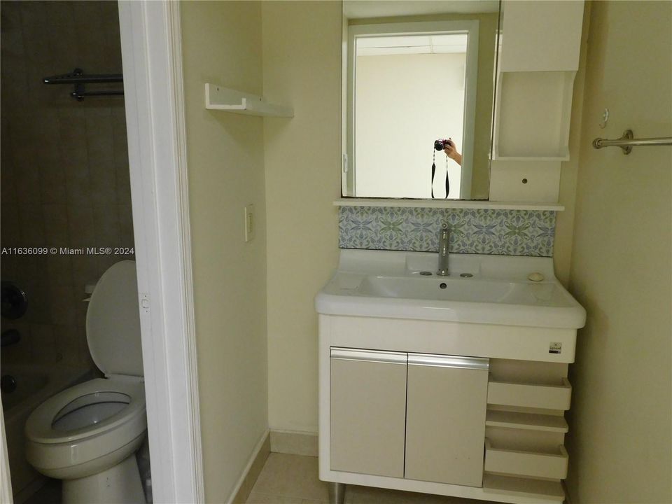bathroom inside the 3rd bedroom