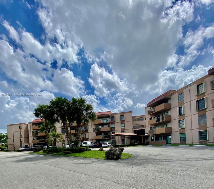 Active With Contract: $2,250 (2 beds, 2 baths, 1170 Square Feet)