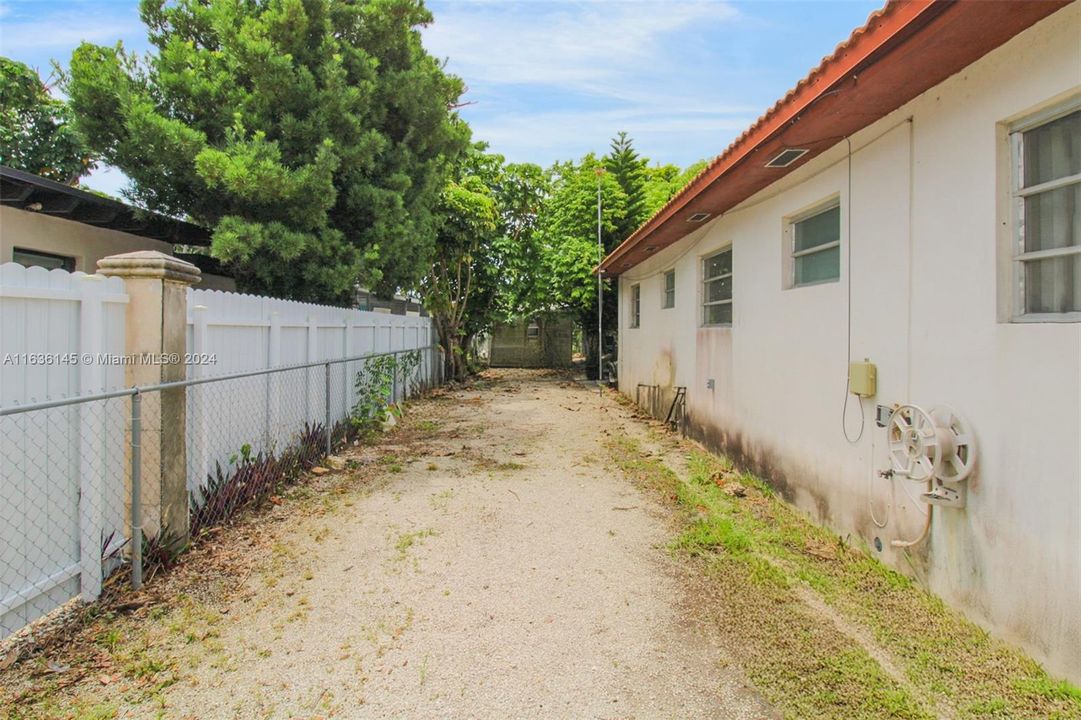 Recently Sold: $629,000 (3 beds, 2 baths, 1476 Square Feet)