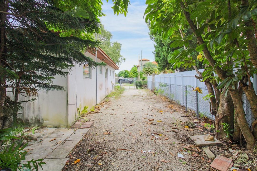 Recently Sold: $629,000 (3 beds, 2 baths, 1476 Square Feet)