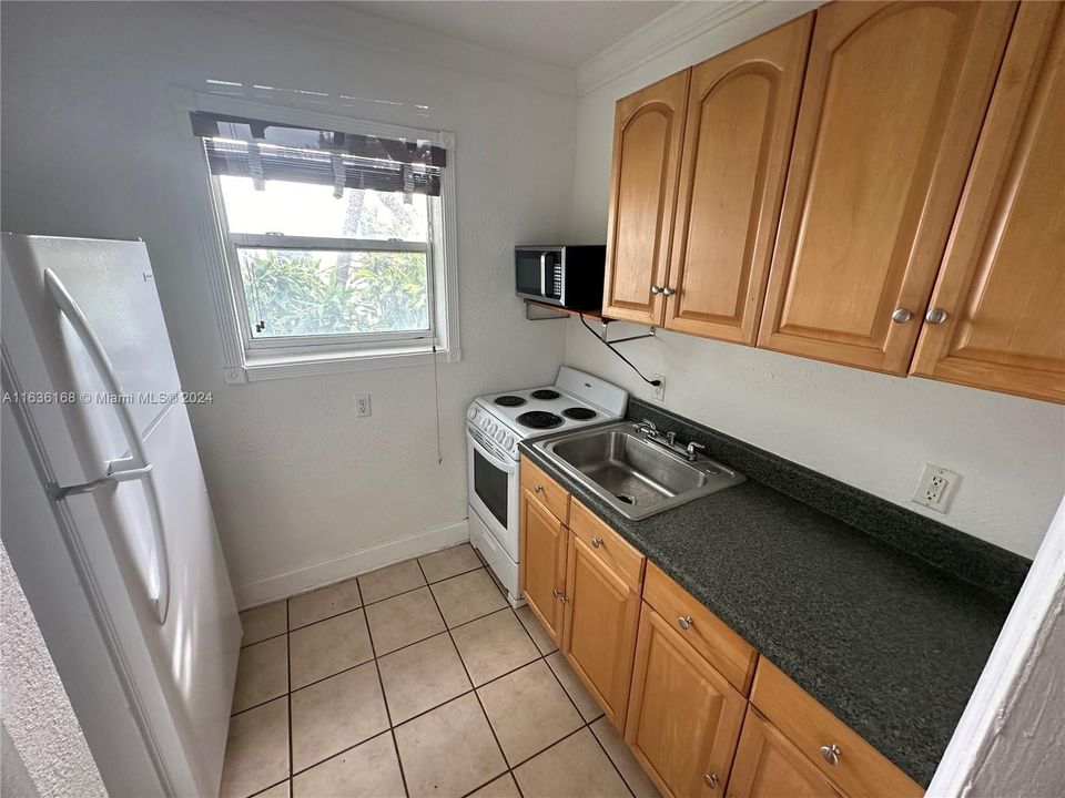 Active With Contract: $180,000 (1 beds, 1 baths, 521 Square Feet)