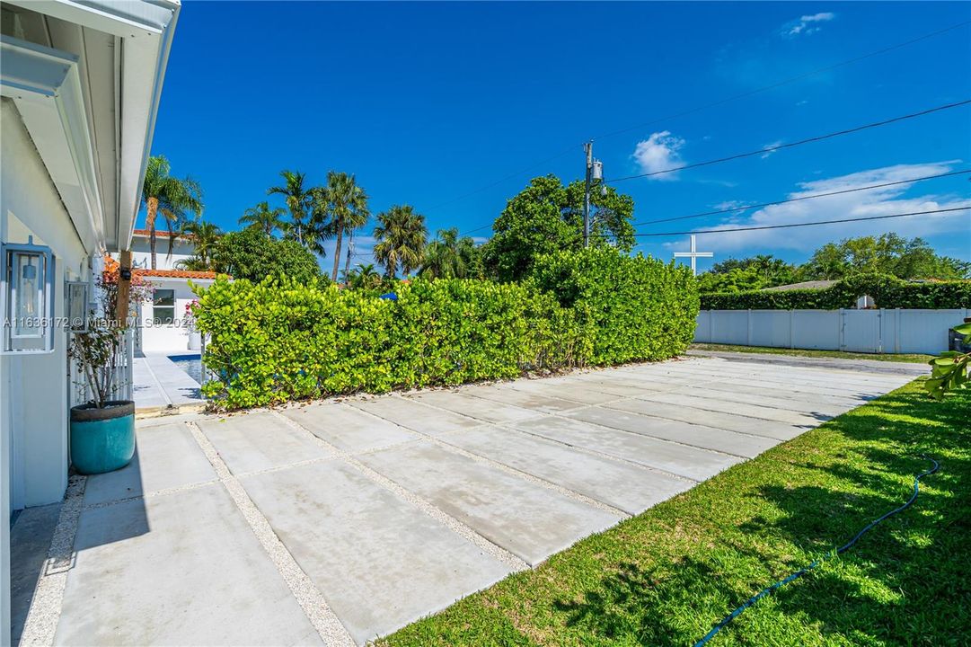 Rear Garage & 6 Car Driveway