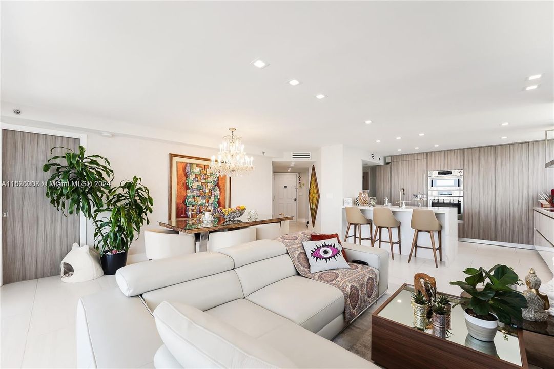 Active With Contract: $1,290,000 (2 beds, 2 baths, 1200 Square Feet)