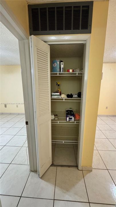 Active With Contract: $125,000 (1 beds, 1 baths, 691 Square Feet)