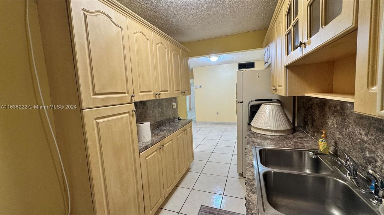 Active With Contract: $125,000 (1 beds, 1 baths, 691 Square Feet)