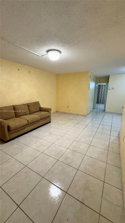 Active With Contract: $125,000 (1 beds, 1 baths, 691 Square Feet)