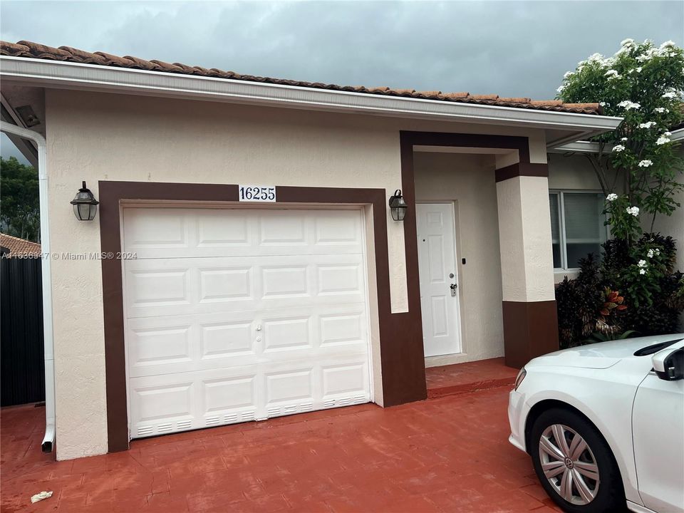 Recently Rented: $3,300 (3 beds, 2 baths, 1203 Square Feet)