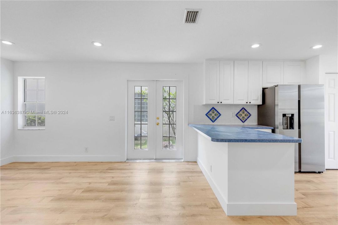 Active With Contract: $4,900 (3 beds, 2 baths, 1911 Square Feet)