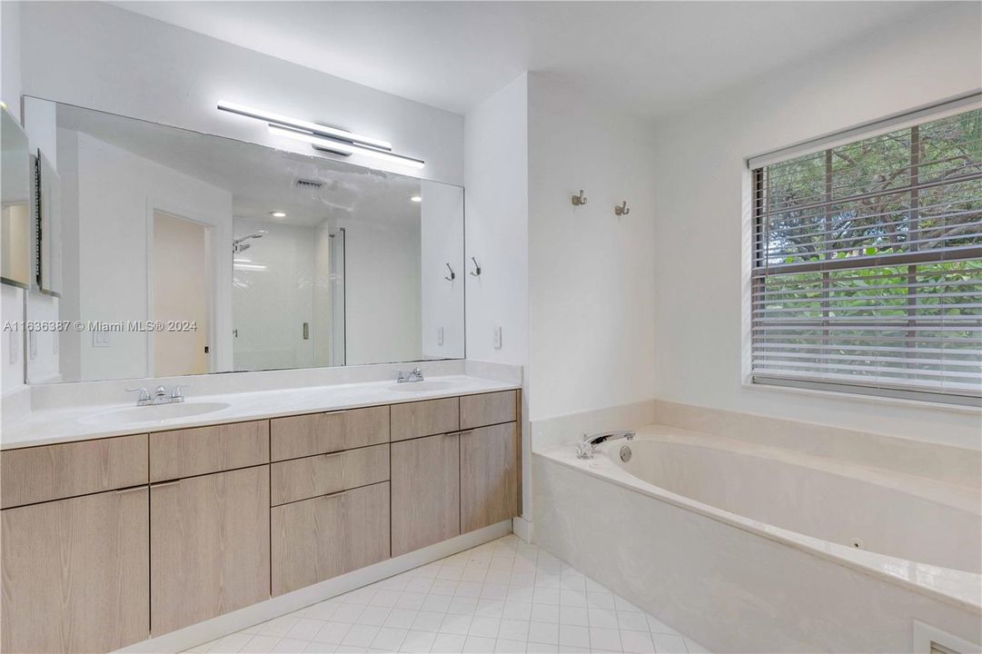 Active With Contract: $4,900 (3 beds, 2 baths, 1911 Square Feet)